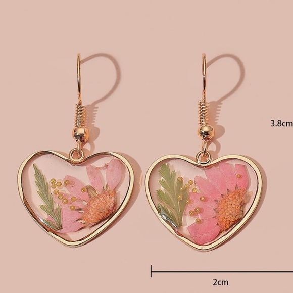 NEW Gold Pink Pressed Flower Heart Earrings Resin Floral Dangle Earrings NWT - Picture 2 of 3